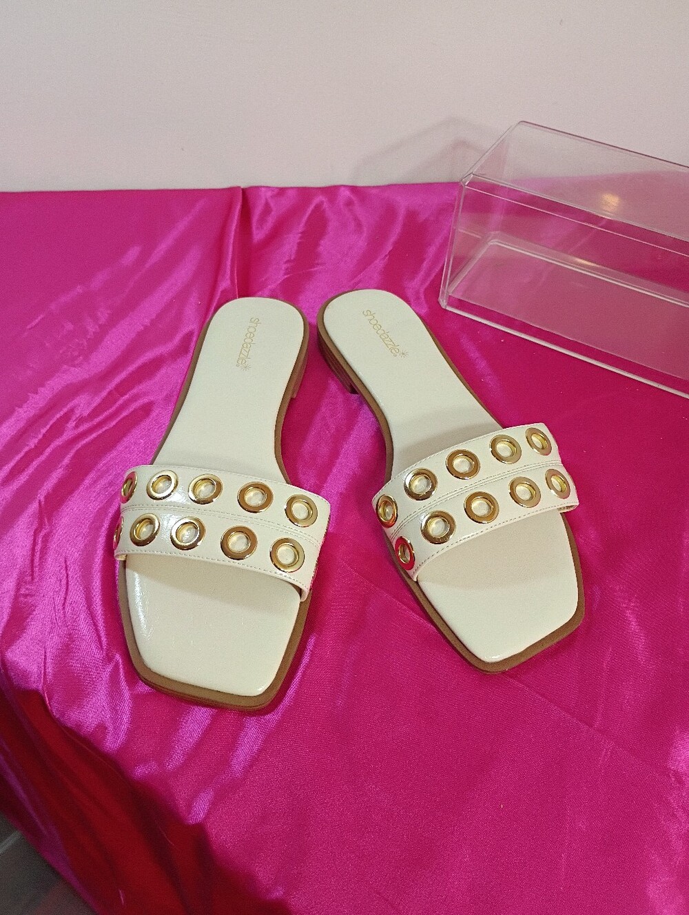 Shoedazzle Women's SZ 11 Flat Lani Birch White Sandals With Silver Circles